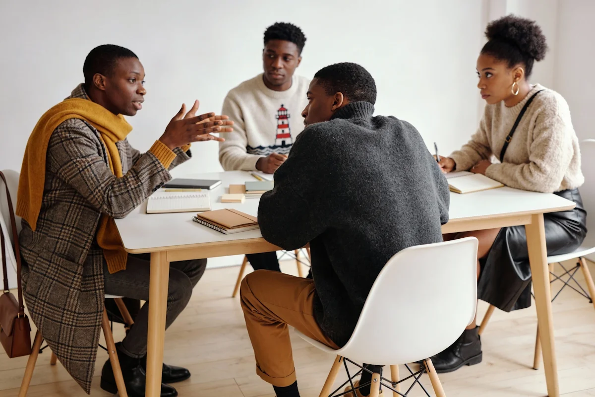 Equipa a debater estratégia de marketing e vendas